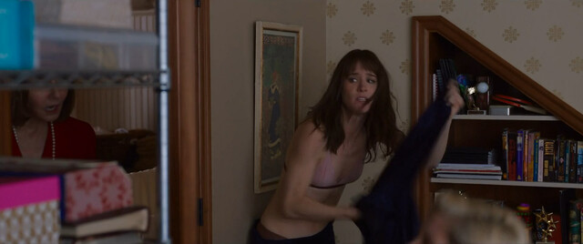 Mackenzie Davis sexy, Kristen Stewart sexy – Happiest Season (2020)