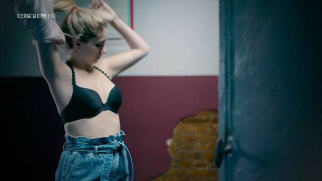 Valentina Pahde sexy, Sarah Buchholzer sexy – Sunny-Wer bist Du wirklich (2020)