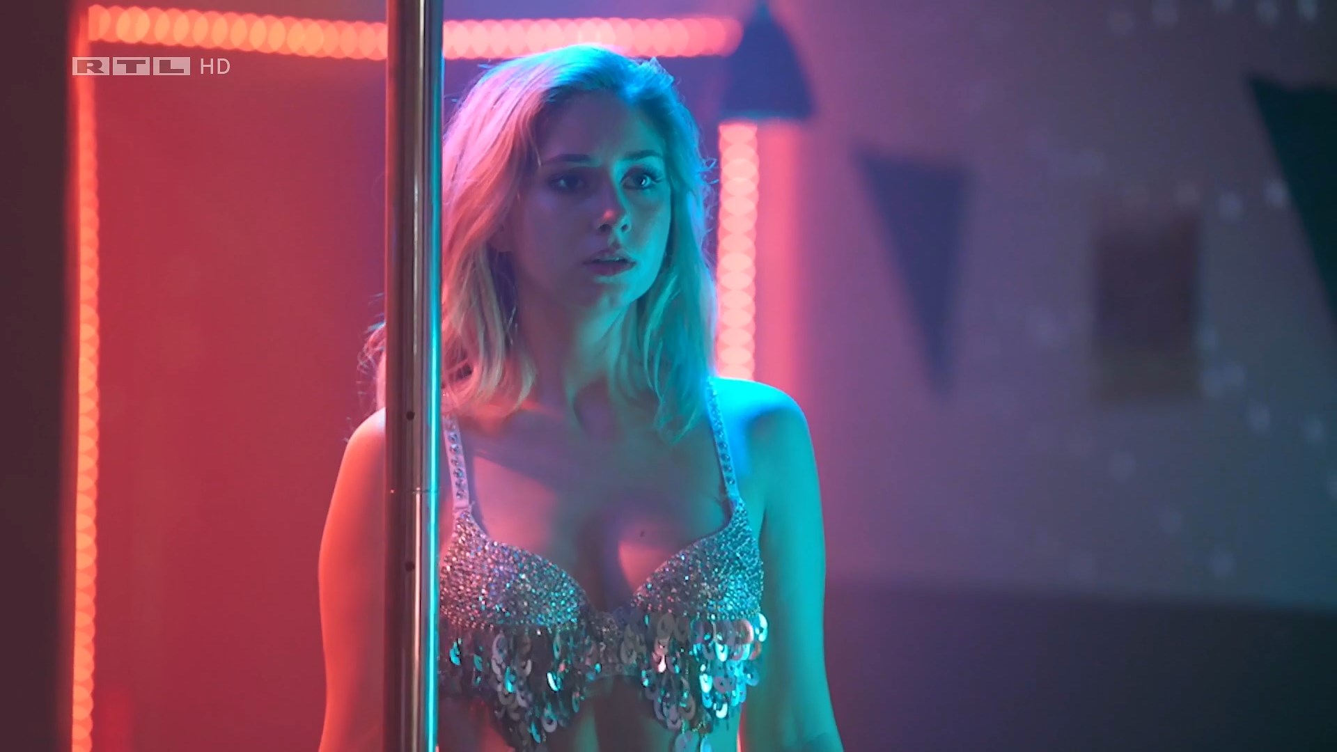 Valentina Pahde sexy, Sarah Buchholzer sexy – Sunny-Wer bist Du wirklich (2020)