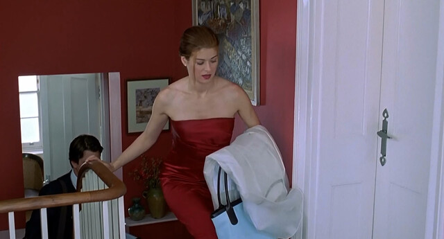 Debra Messing sexy – The Wedding Date (2005)