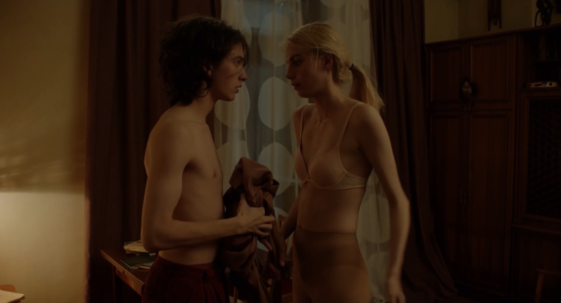 Yuliya Shul'eva sexy, Elena Morozova sexy – Pervyj sneg (2021)