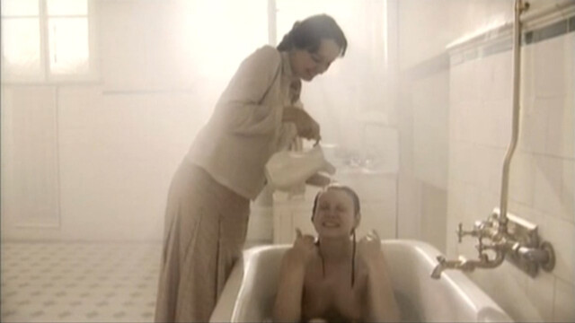 Anna Kapaleva nude - Dom obrazcovogo soderjaniya s01 (2010)