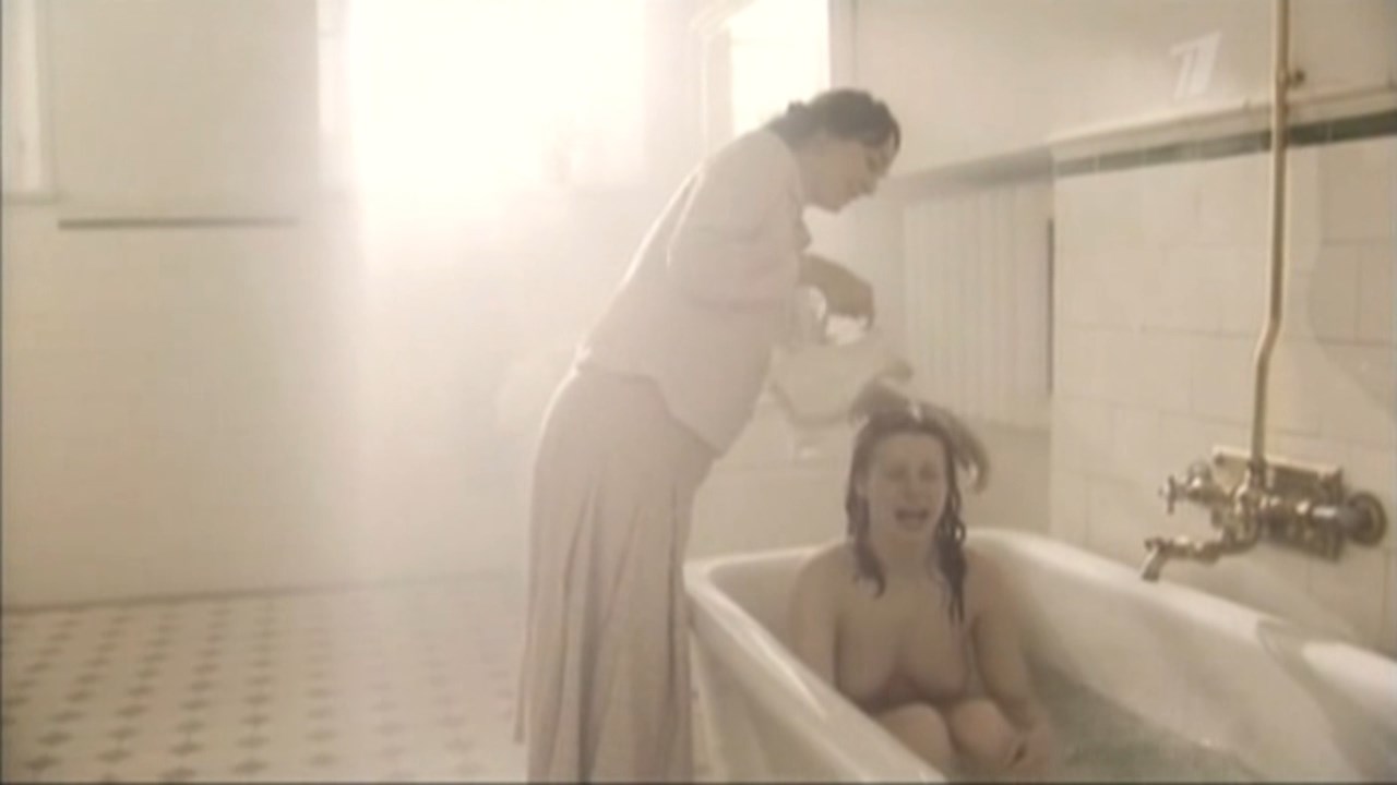 Anna Kapaleva nude - Dom obrazcovogo soderjaniya s01 (2010)