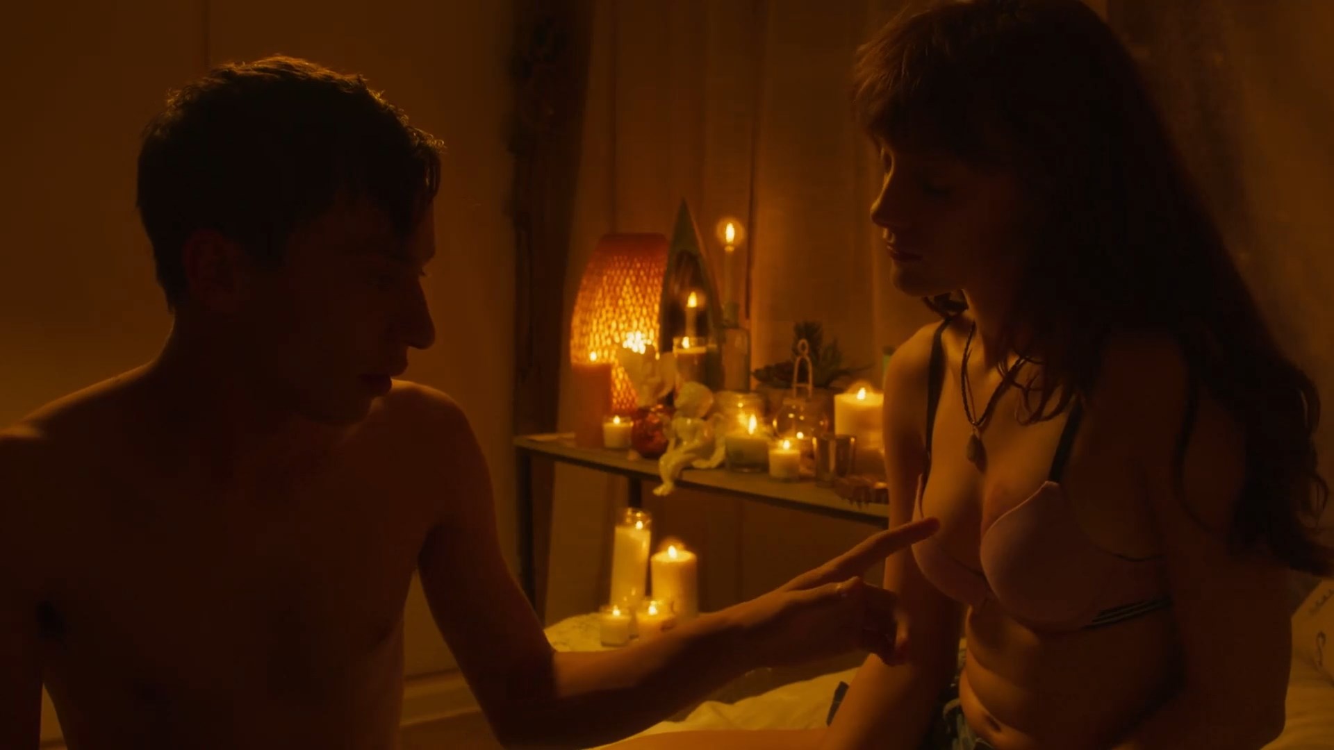 Aubrey Peeples sexy, Caroline Huey sexy – Heartthrob (2017)