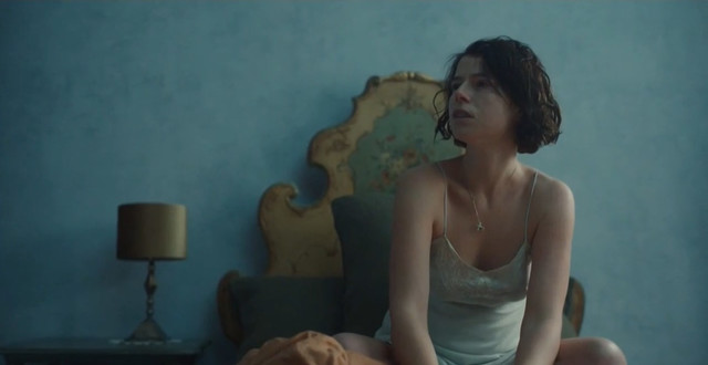 Jessie Buckley nude - Romeo & Juliet (2021)