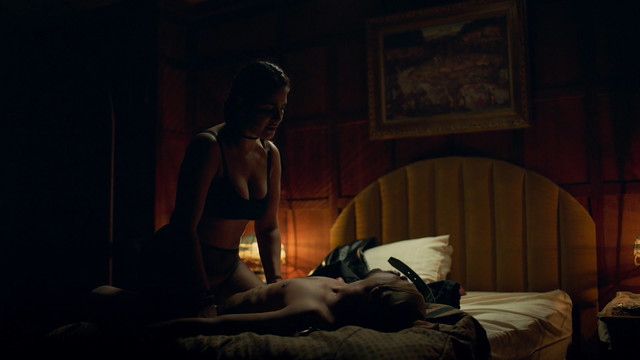 Liz Gallardo sexy - Bunker s01e03 (2022)