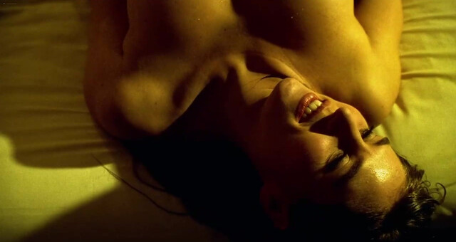 Mathilde Seigner nude, Amira Casar nude - Le coeur à l'ouvrage (2000)