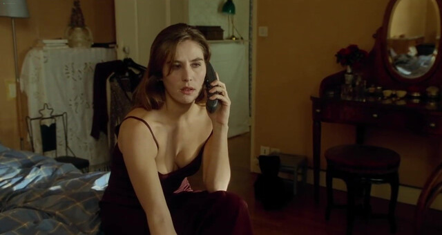 Mathilde Seigner nude, Amira Casar nude - Le coeur à l'ouvrage (2000)