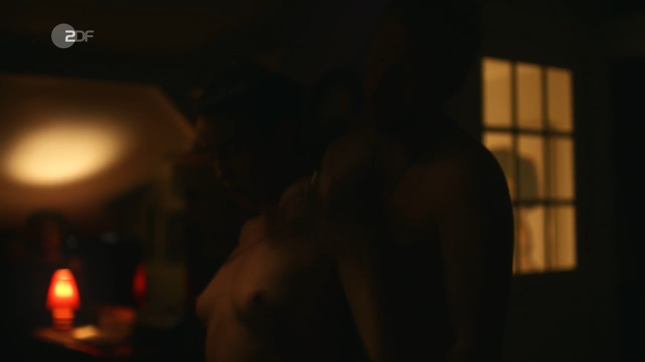 Peri Baumeister nude - Neuland s01e03 (2022)