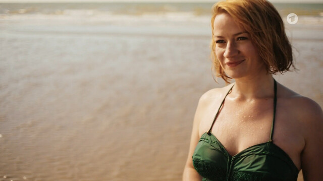 Nina Gummich sexy, Vidina Popov sexy – Alice (2022)