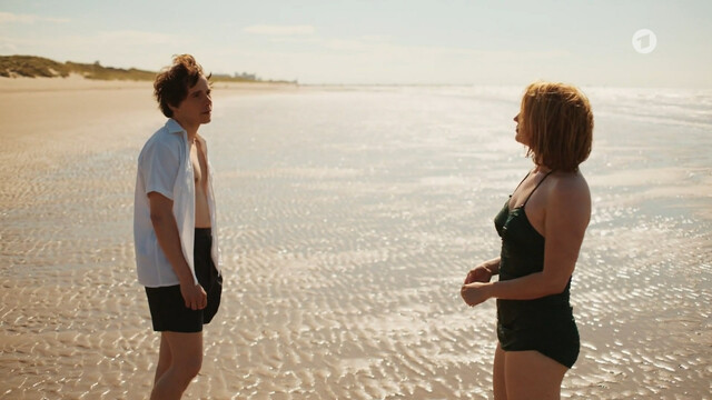 Nina Gummich sexy, Vidina Popov sexy – Alice (2022)