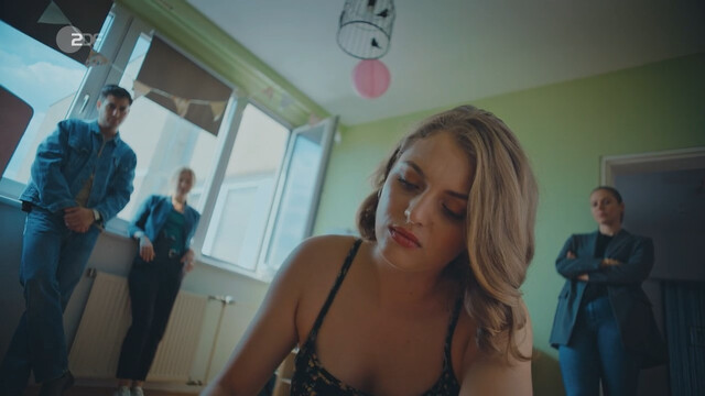 Luise Emilie Tschersich sexy, Nicola-Rabea Langrzik sexy – Blutige Anfanger s04e09 (2022)