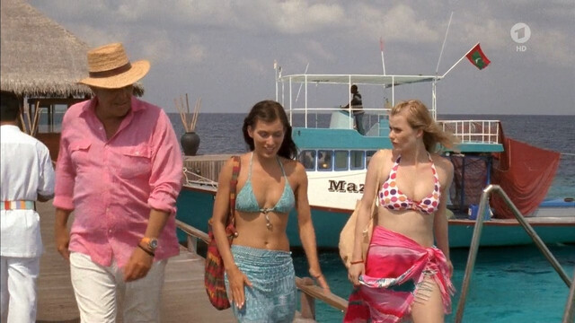 Mirjam Weichselbraun sexy, Sylta Fee Wegmann sexy, Anna Hausburg sexy – Das Traumhotel s01e15 (2011)