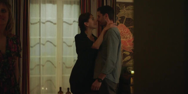 Julie De Bona sexy, Caterina Murino sexy - La Maison d’en face s01e02 (2022)