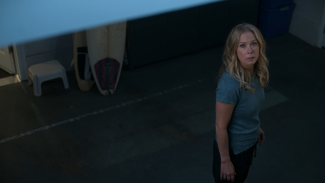 Christina Applegate sexy, Linda Cardellini sexy, Natalie Morales sexy – Dead to Me s02 (2021)