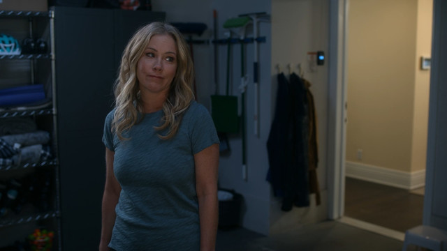 Christina Applegate sexy, Linda Cardellini sexy, Natalie Morales sexy – Dead to Me s02 (2021)