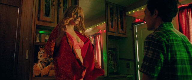 Taryn Manning sexy, Sarah Polednak sexy – Bromates (2022)