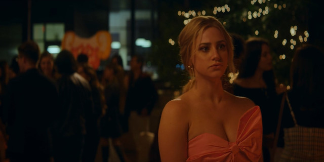 Lili Reinhart sexy, Aisha Dee sexy – Look Both Ways (2022)