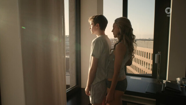 Anke Engelke sexy, Petra Schmidt-Schaller sexy – Todliche Geheimnisse – Das Versprechen (2020)