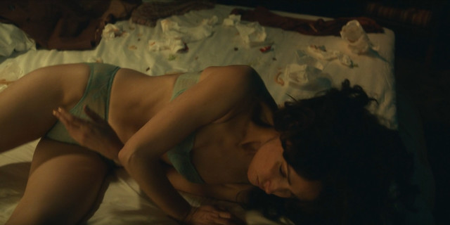 Rose Byrne sexy - Physical s02e04e06 (2022)