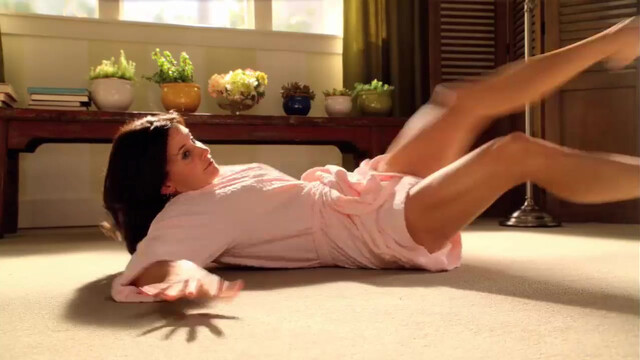 Courteney Cox sexy - Cougar Town (2009)