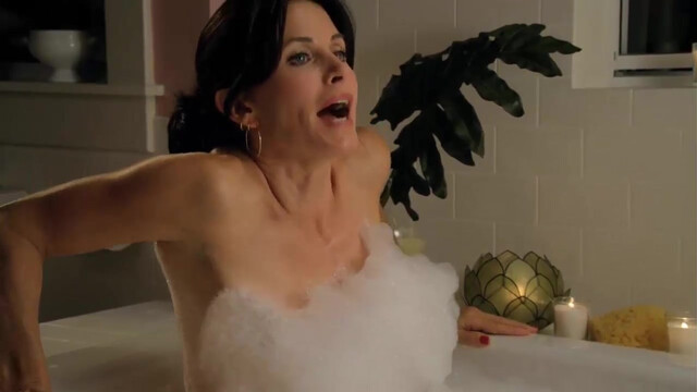 Courteney Cox sexy - Cougar Town (2009)