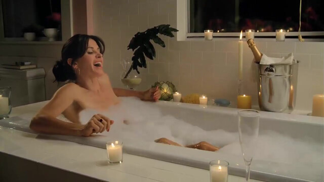 Courteney Cox sexy - Cougar Town (2009)