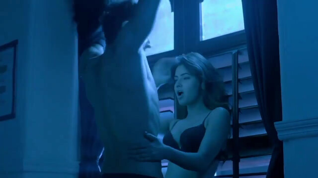 Karishma Sharma sexy - Ragini MMS Returns s01e05 (2017)