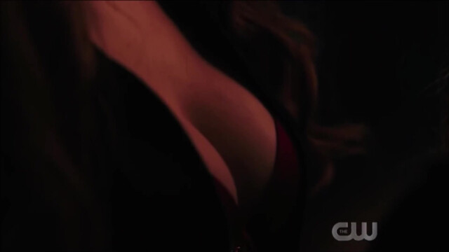 Madelaine Petsch sexy, Vanessa Morgan sexy - Riverdale s03e15 (2019)