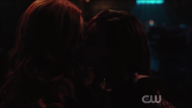 Madelaine Petsch sexy, Vanessa Morgan sexy - Riverdale s03e15 (2019)