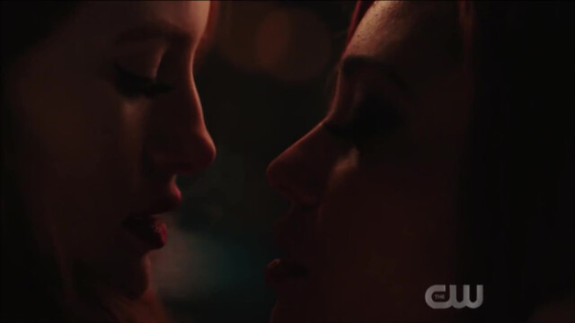 Madelaine Petsch sexy, Vanessa Morgan sexy - Riverdale s03e15 (2019)