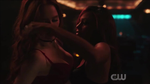 Madelaine Petsch sexy, Vanessa Morgan sexy - Riverdale s03e15 (2019)