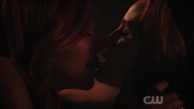 Madelaine Petsch sexy, Vanessa Morgan sexy - Riverdale s03e15 (2019)