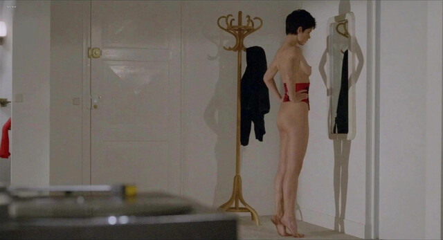 Elizabeth Bourgine nude, Emmanuelle Seigner nude - Cours prive (1986)