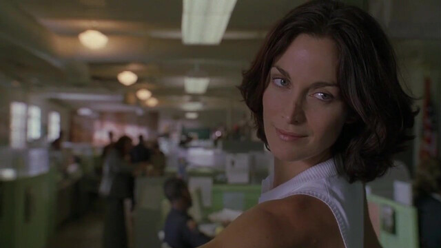 Carrie-Anne Moss sexy - The Crew (2000)