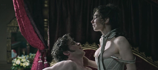 Vanessa Kirby sexy - Napoleon (2023)