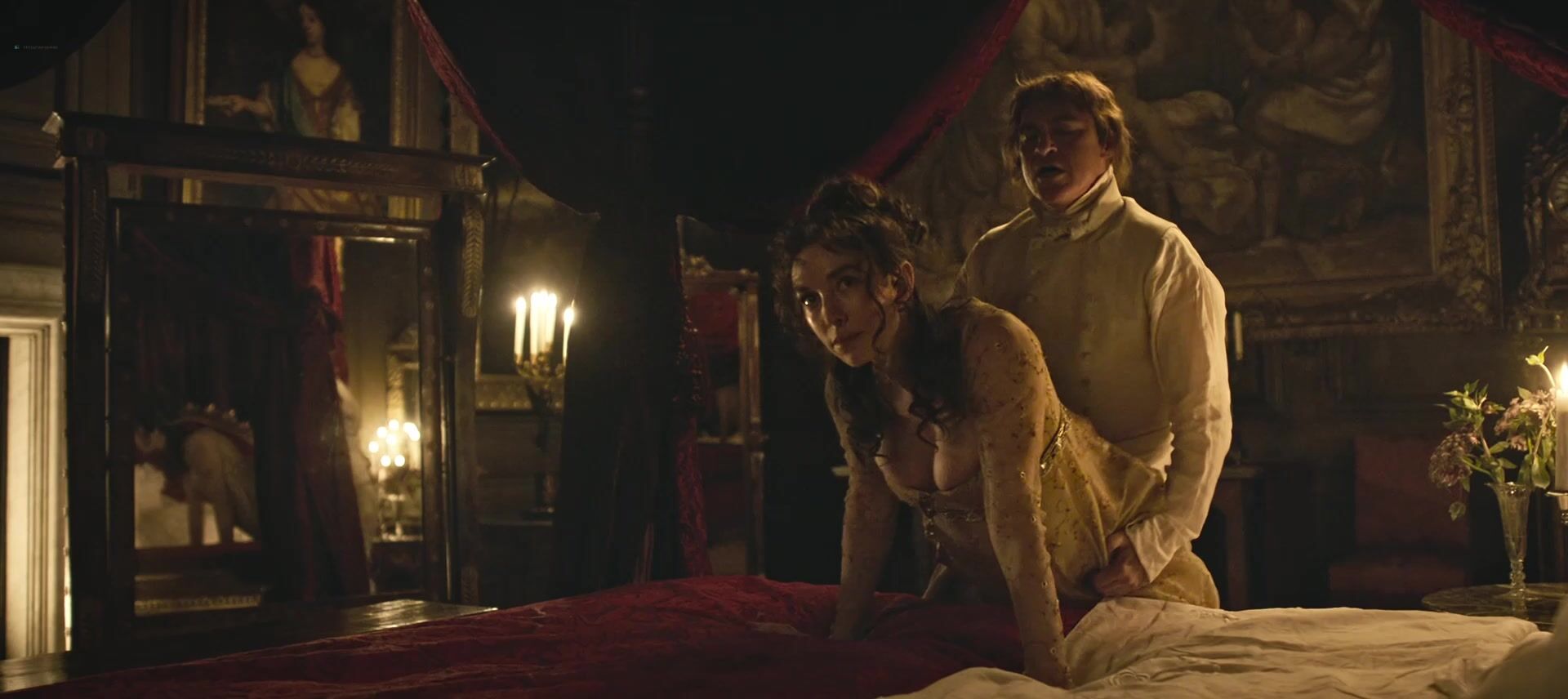 Vanessa Kirby sexy - Napoleon (2023)