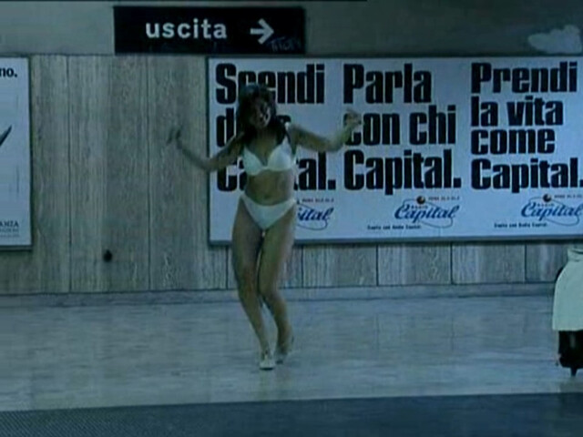 Debora Cali nude – Ultimo metrò (1999)