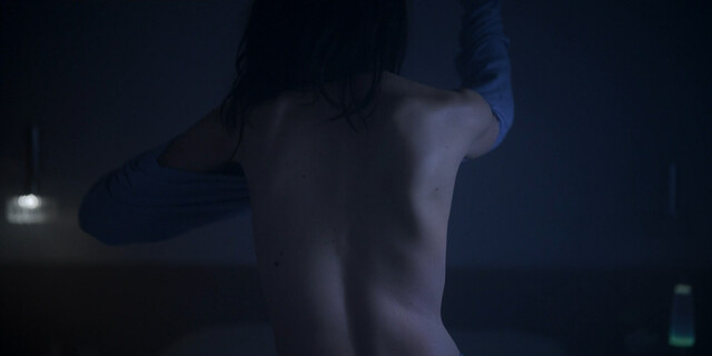 Milena Smit sexy – The Snow Girl (La chica de nieve) s01e01 (2023)