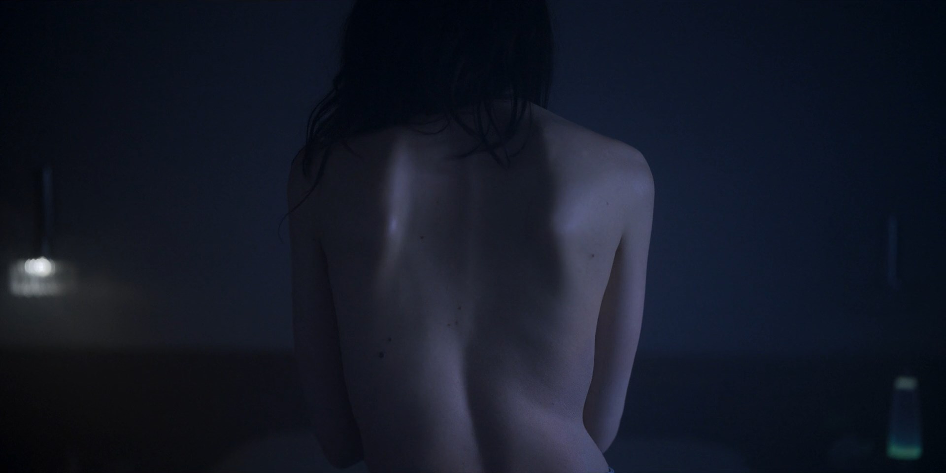 Milena Smit sexy – The Snow Girl (La chica de nieve) s01e01 (2023)