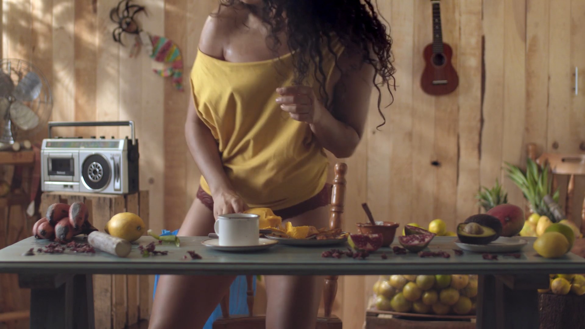 Mayra Batalla sexy – La reina de la naranja (2020)