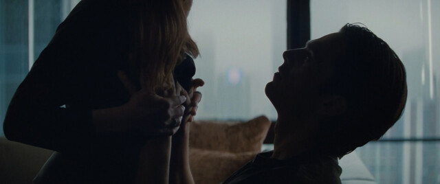 Julianne Moore sexy – Sharper (2023)