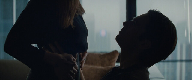 Julianne Moore sexy – Sharper (2023)