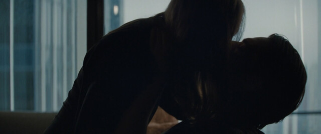 Julianne Moore sexy – Sharper (2023)