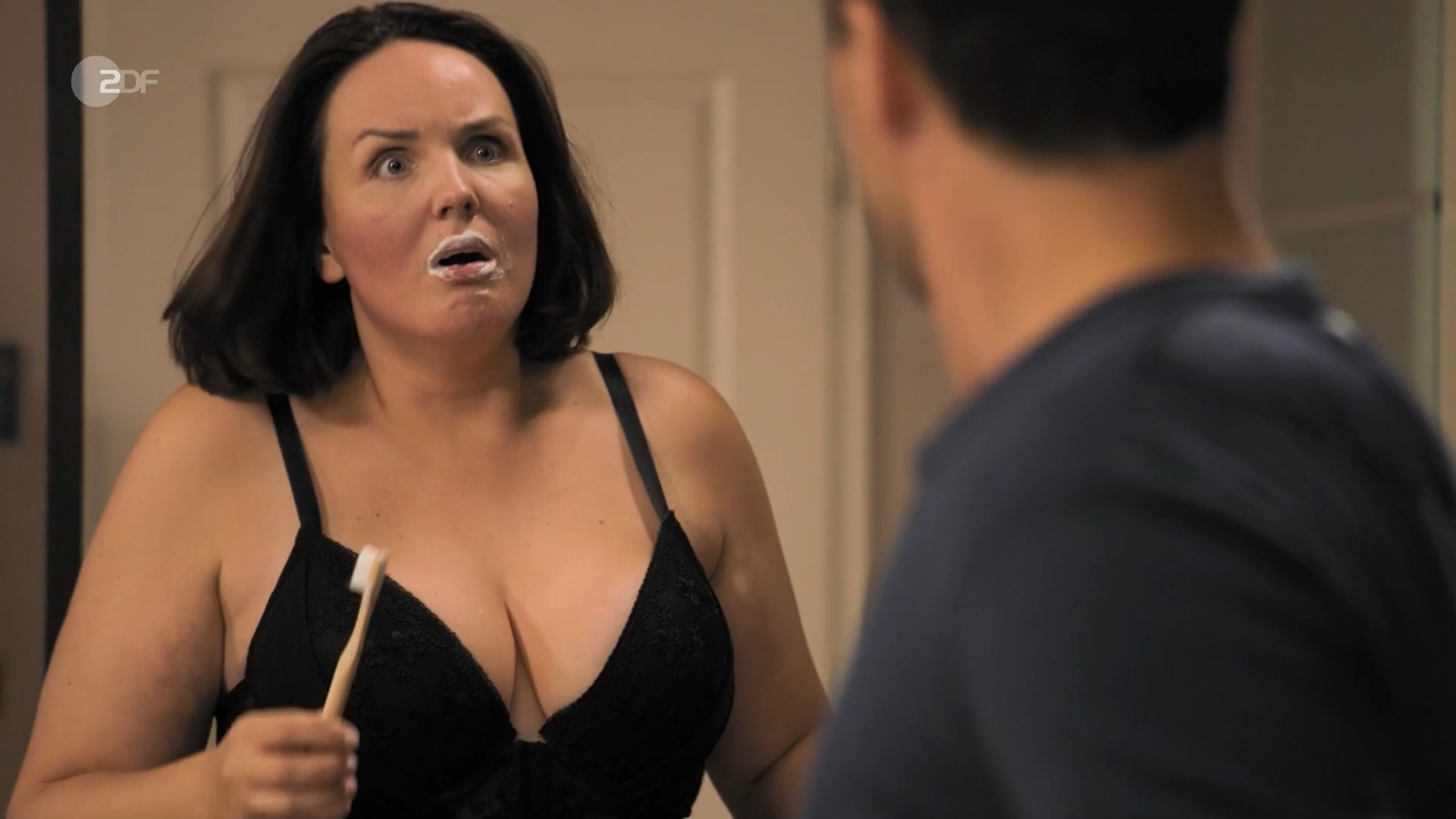 Lea Sophie Salfeld sexy – Hotel Mondial s01e08 (2023)