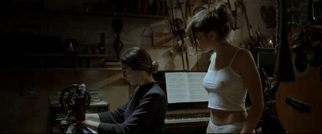Margherita Oliva nude – Scendere (2018)