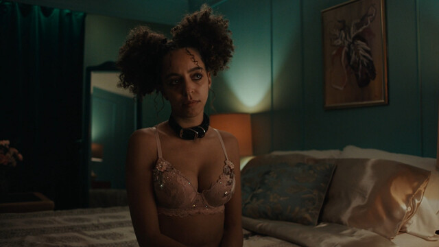 Hayley Law sexy – Door Mouse (2023)