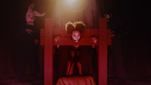 Hayley Law sexy – Door Mouse (2023)