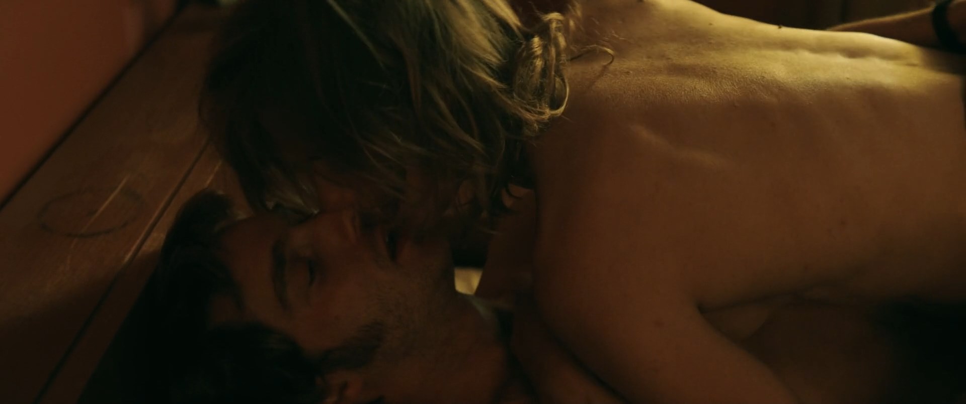 Sallie Harmsen sexy – Sea of Time (Zee van Tijd) (2022)