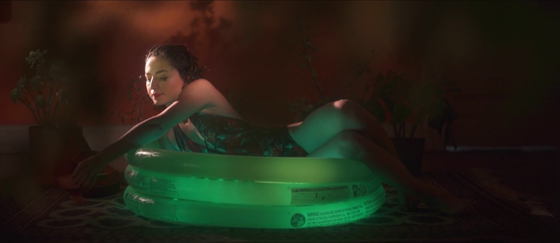 Sofía del Tuffo sexy – A Sunny Night (La noche al sol) (2018)